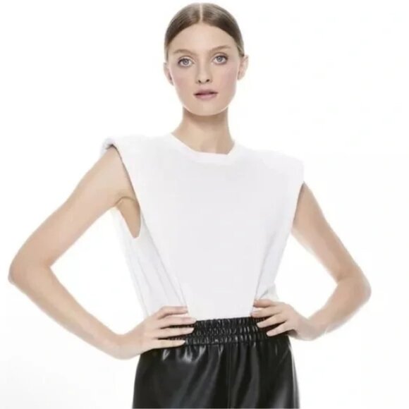 Alice + Olivia Tops - Alice + Olivia Classics White Crewneck T-Shirt with Shoulder Pads Size Small